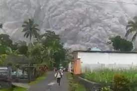 PVMBG: Gunung Semeru Masih Berpotensi Keluarkan Awan Panas dan Lontaran Batuan Pijar