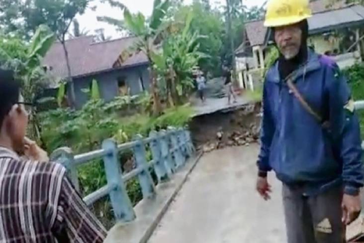 Konstruksi Penyangga Jembatan di Pangandaran Ambles, Aktivitas Warga Terganggu