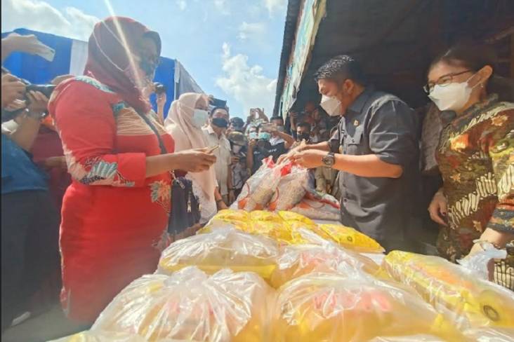Tak Sampai 1 Jam Operasi Pasar, 3,4 Ton Liter Minyak Goreng Ludes