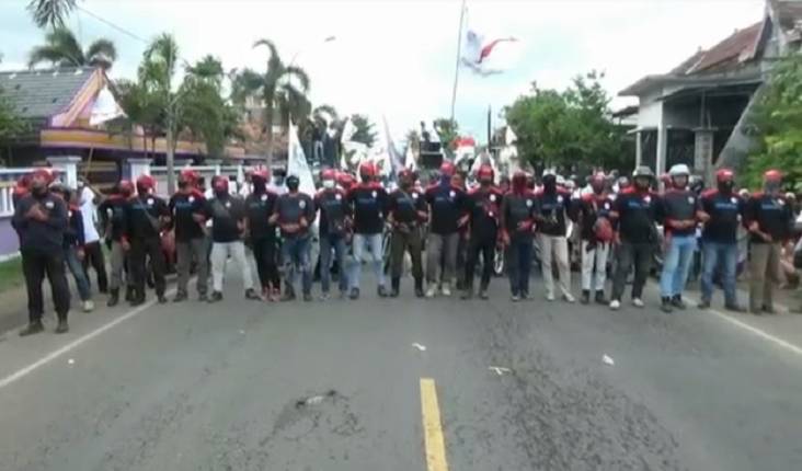 Ribuan Buruh Blokade Jalan, Jalur Pantura Tuban Lumpuh Berjam-jam