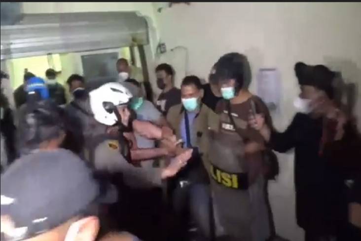 Mencekam! Pria Bawa Golok Ngamuk di Jalanan Denpasar Dihujani Tembakan Gas Air Mata