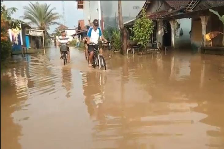 Hingga Kamis Pagi Ribuan Rumah Warga Pekalongan Masih Terendam Banjir