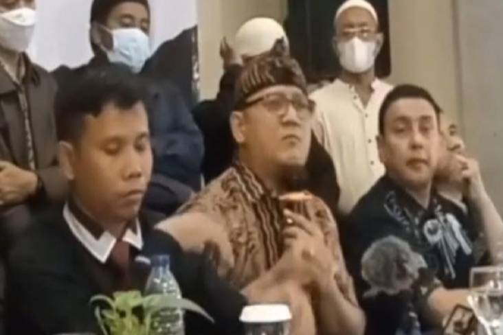 Edy Mulyadi Gunakan Iket Sunda saat Hina Kalimantan, Majelis Siapkan Hukum Adat