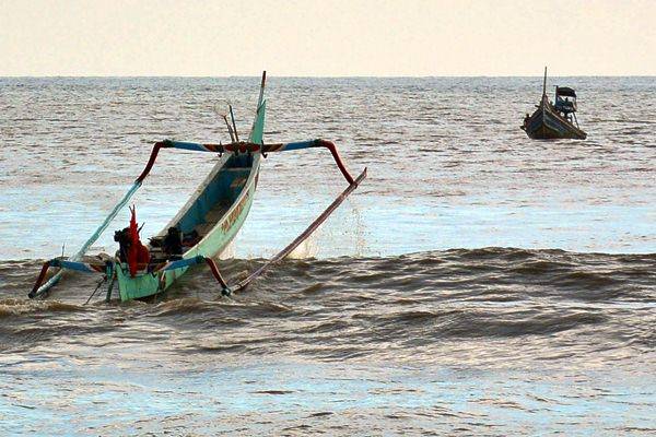 Cuaca Buruk, Gelombang Setinggi 4 Meter Terjang Perahu Nelayan di Tuban