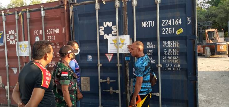 3 Kontainer Minyak Goreng Tujuan Timor Leste Ditahan di Pelabuhan Wini NTT