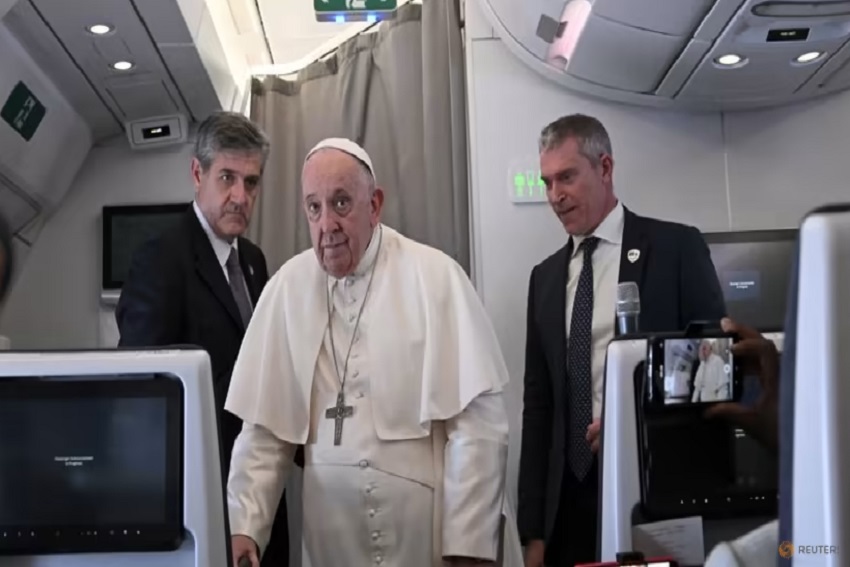 Paus Fransiskus: Mengutuk LGBT Adalah Dosa