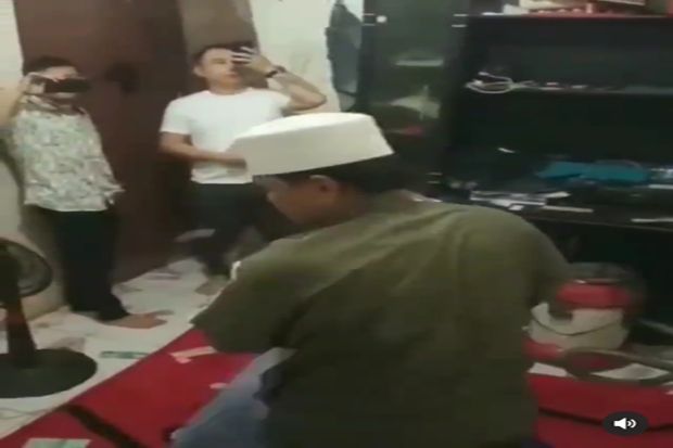 Usai Ustaz Gondrong Bekasi Pria Ini Keluarkan Rp100 Ribu Dalam Jumlah