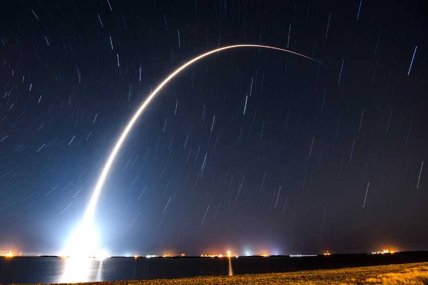Roket Falcon 9 SpaceX Sukses Kirim Muatan Terberat ke Orbit