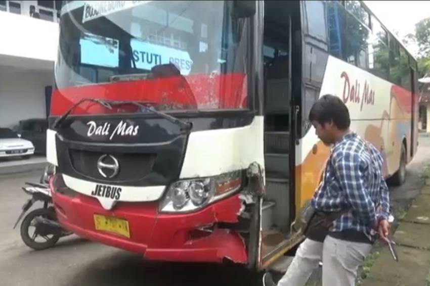 Bus Tabrak 2 Motor di Jalan Raya Bojonegoro, 4 Orang Tewas