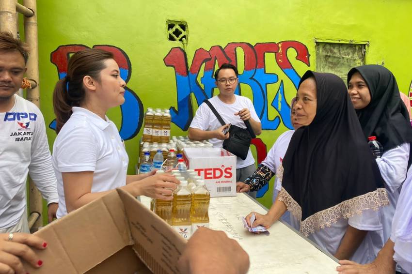 Caleg Perindo Dian Mirza Gelar Bazar Minyak Murah dan Makan Bersama, Warga: Membantu Banget