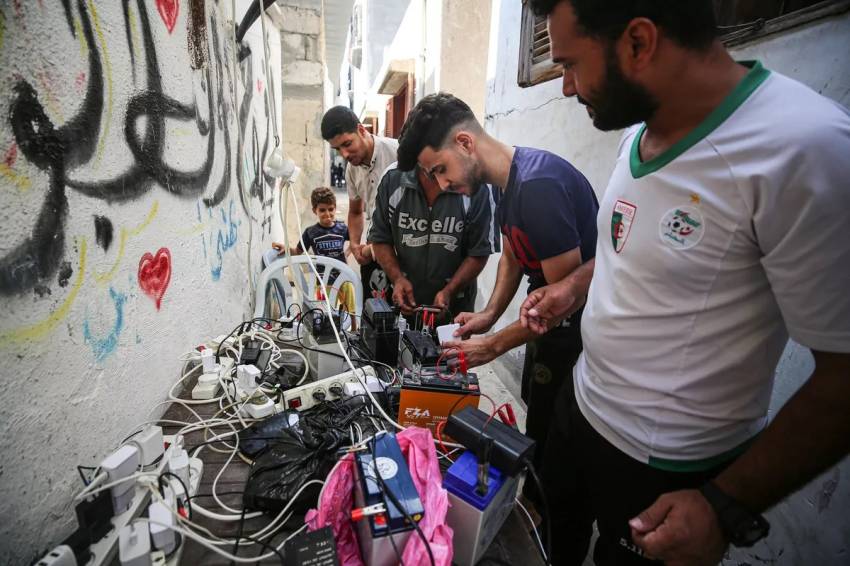 Kepercayaan Tak Terbatas: Warga Gaza Temukan Cara Kreatif Mengisi Baterai Ponsel Meski Tanpa Listrik