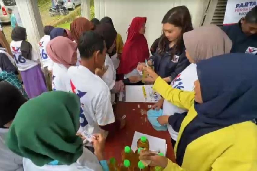 Ringankan Beban Ekonomi Masyarakat, Caleg Perindo Gelar Bazar Minyak Goreng Murah di Sukabumi