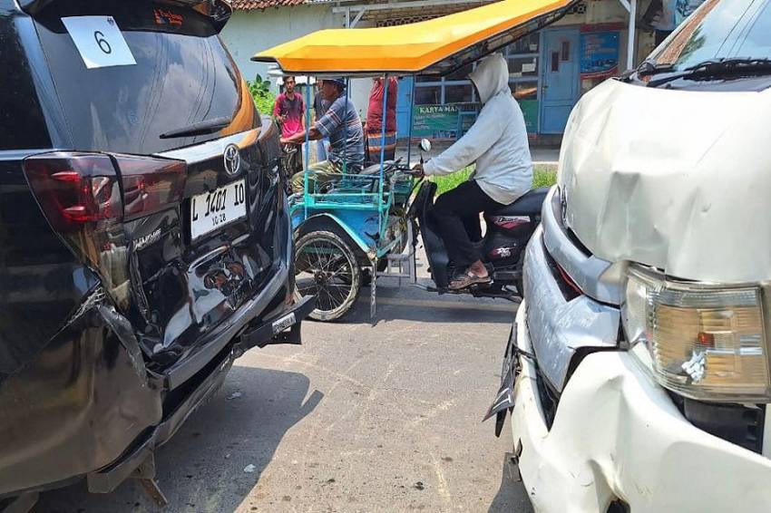 Iring-Iringan Rombongan AMIN Kecelakaan Beruntun di Sumenep, Jubir: Pak Anies Sehat Walafiat