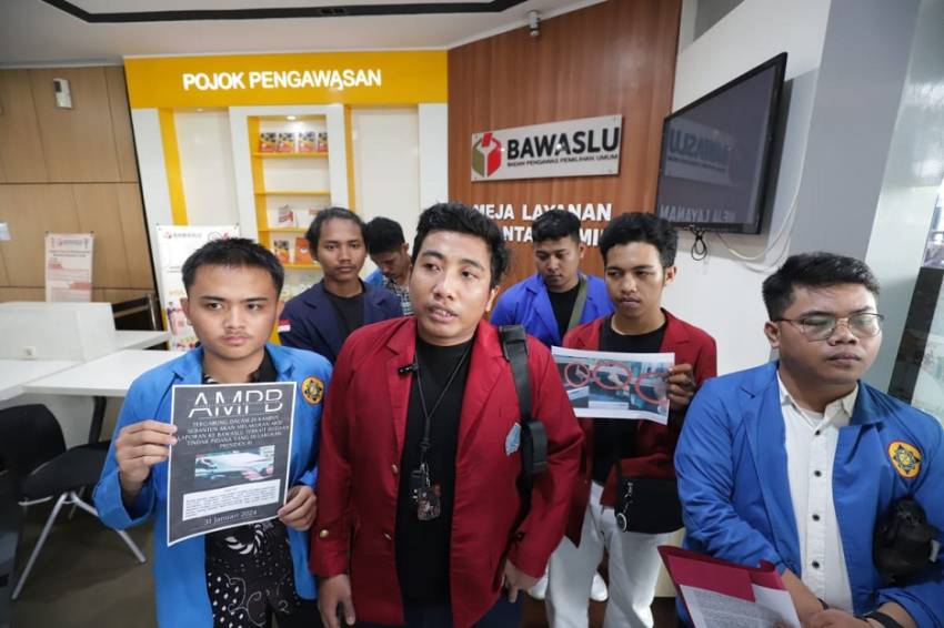 AMPB Laporkan Jokowi ke Bawaslu RI Buntut Pose Dua Jari di Mobil Kepresidenan