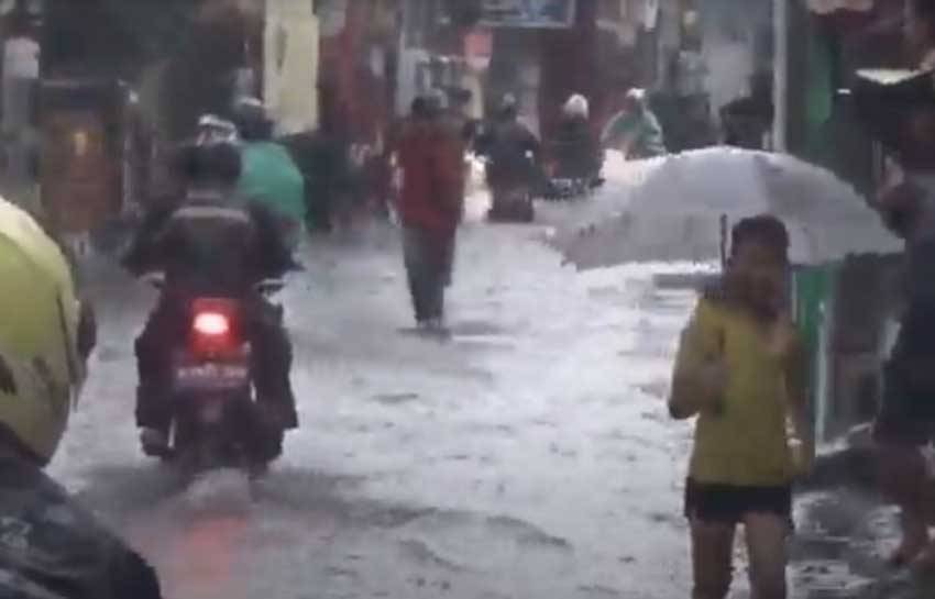 Banjir Luapan Sungai Cikeruh Rendam Ratusan Rumah dan Jalan di Rancaekek Bandung