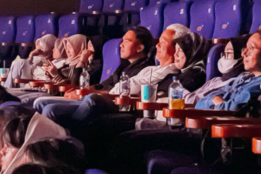 Isi Masa Tenang Pemilu, Ganjar Pranowo Pilih Nonton Film Horor Komedi 'Agak Laen'