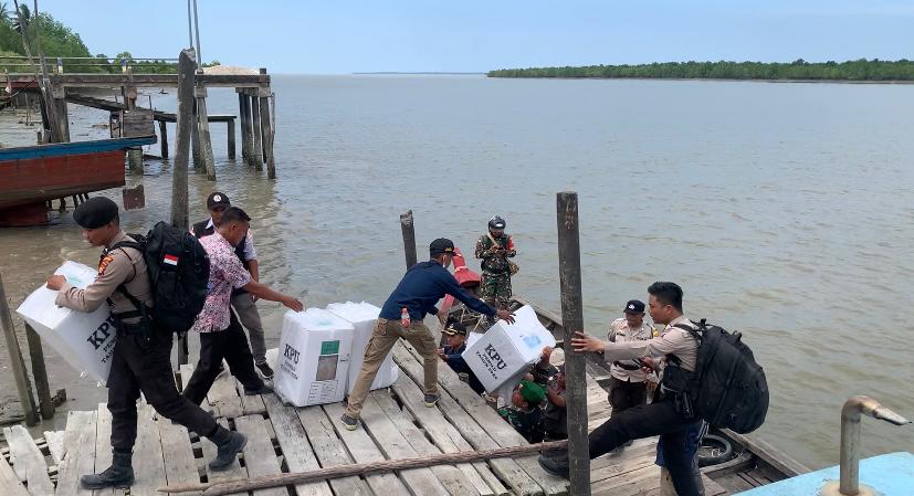 Petugas Kawal Hasil Rekapitulasi di Pulau Terluar Riau Lewati Hutan dan Selat