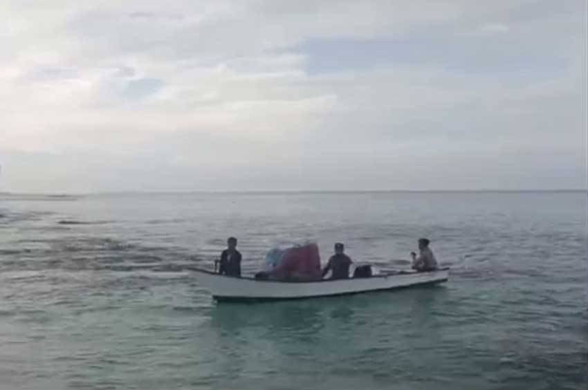 Viral, Polisi Terombang Ambing 4 Jam di Laut saat Kawal Kotak Suara