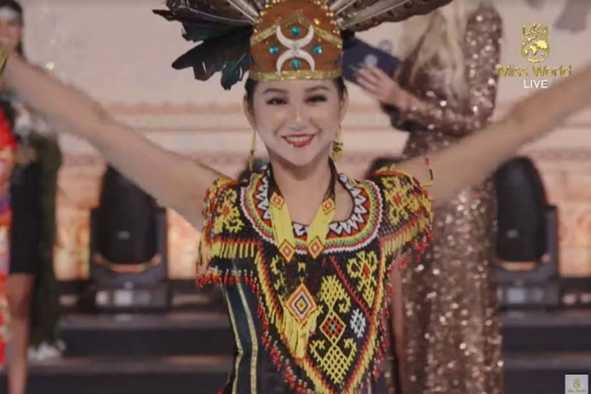 Melenggang di Opening Ceremony Miss World 2024, Audrey Vanessa Kenakan Baju Adat Kalimantan Barat