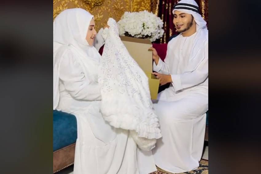 Viral! Suami Jahit Sendiri Mukena Bertabur Kristal Seharga Rp39 Juta untuk sang Istri, Hadiah Spesial Ramadan