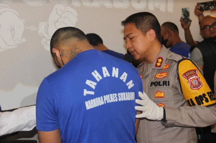 Bandar Narkoba Sukabumi Nangis Ditangkap Polisi, 1 Kg Sabu Disita