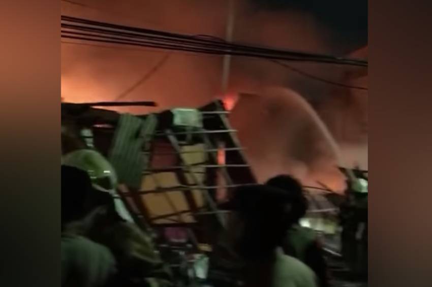 Kebakaran Rumah Padat Penduduk di Palmerah, 20 Mobil Damkar Dikerahkan