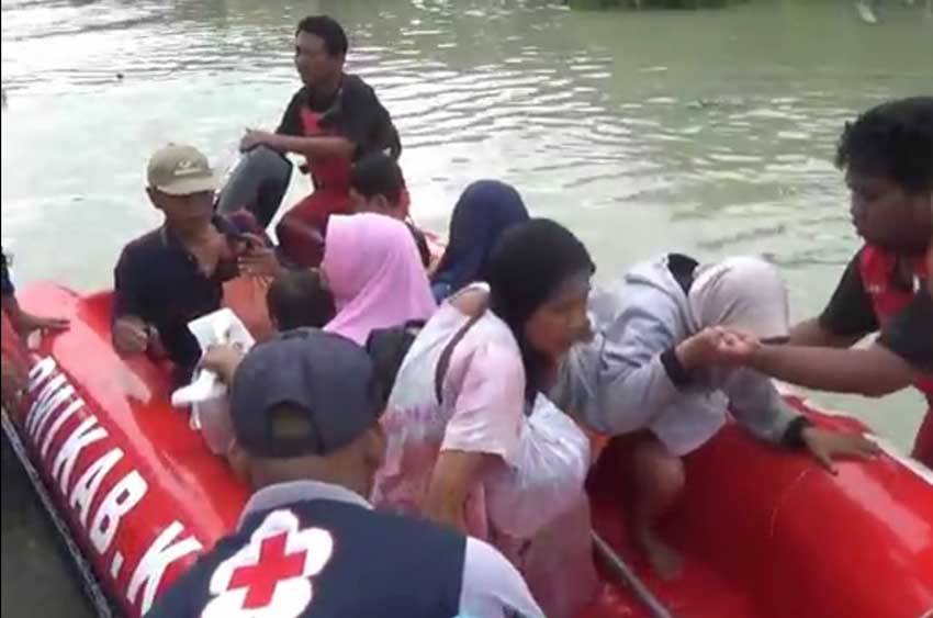 13 Jam Terjebak Banjir, Evakuasi Warga Demak Diwarnai Isak Tangis