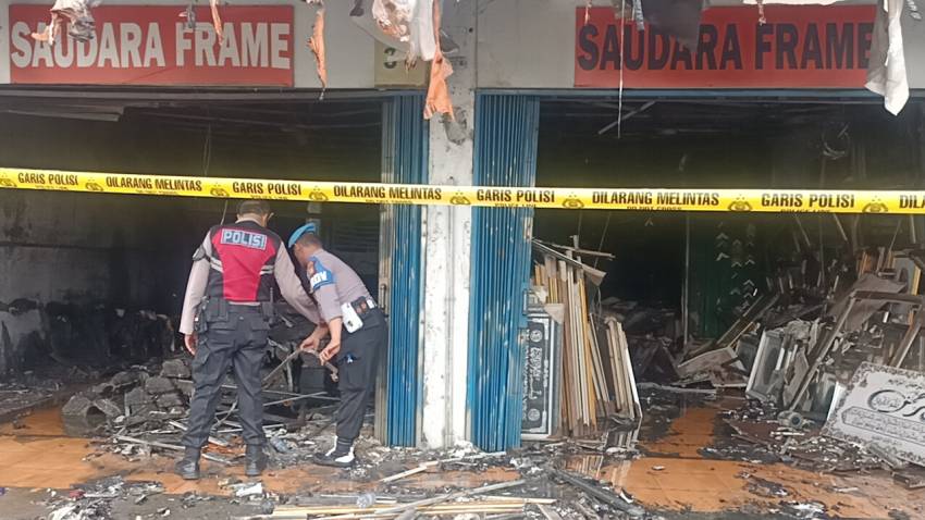 Petugas Berjibaku selama 17 Jam Padamkan Kebakaran Toko Bingkai di Mampang
