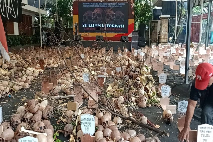 Peringatan 26 Tahun Reformasi, Aktivis 98 Pajang 2.000 Tengkorak dam 1.000 Kuburan
