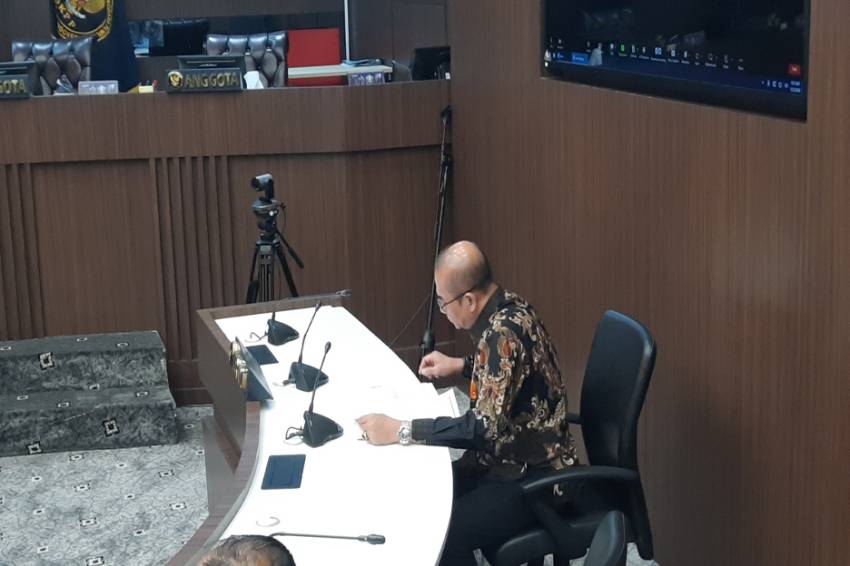 Pakai Batik Hitam, Ketua KPU Hasyim Asy'ari Hadiri Sidang Perdana Dugaan Asusila