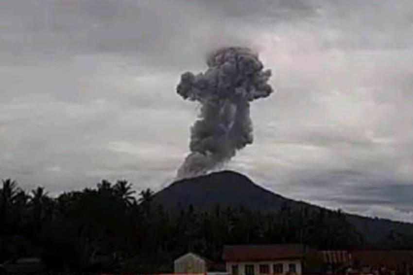 Gunung Ibu Erupsi Dahsyat Siang Ini, Muntahkan Abu Vulkanik Setinggi 2.000 Meter