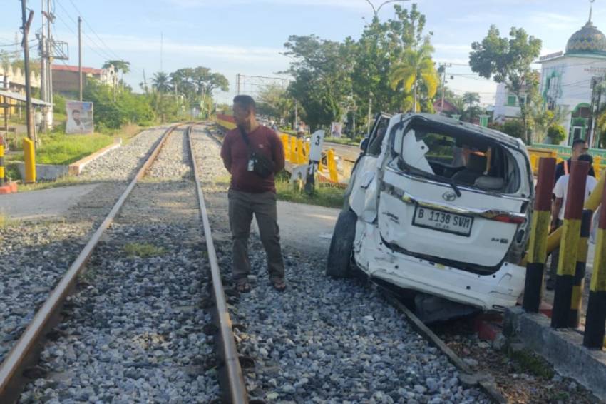 Mobil Travel Diseruduk Kereta Api di Padang, 7 Korban Luka dan Patah Tulang