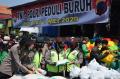 Peringati May Day, TNI-Polri Bagikan Sembako kepada Buruh di Semarang