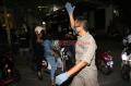 Langgar Jam Malam PSBB, Petugas Tutup Paksa Warung dan Cafe di Surabaya