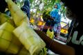 Penjual Kulit Ketupat Mulai Ramai di Pasar Palmerah
