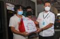 Mensos Serahkan Bantuan Paket Sembako Kepada Warga Terdampak Covid-19 di Depok