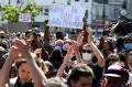 Meluas ke Eropa, Ratusan Demonstran Berlutut di London dan Berlin Protes Kematian George FLoyd