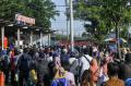 Ratusan Calon Penumpang KRL Antre di Stasiun Bekasi
