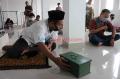 Kenakan Masker dan Berjarak, Warga Laksanakan Salat Jumat di Masjid Nursalam Kemayoran