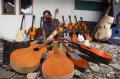 Terdampak Pandemi Covid-19, Perajin Alat Musik Petik di Makassar Kesulitan Memasarkan Produknya