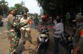 Babinsa TNI AD dan Sat Pol PP Gelar Razia Masker Bagi Pengendara di Cilandak Timur