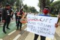 Kehilangan Mata Pencaharian Akibat PSBB Diperpanjang, Musisi Cafe Demo di Balai Kota