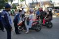 Petugas Gabungan Periksa Suket Bebas Covid-19 Bagi Pengendara di Makassar