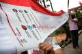 Warga Depok Manfaatkan Tas Bansos Presiden untuk Umbul-Umbul HUT RI