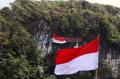 Pemuda-Pemudi Pulau Bawean Kibarkan Bendera Raksasa di Tebing Karst Gunung Batu
