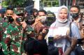 TNI Serahkan Ganti Rugi Kepada Korban Sipil Penyerangan Polsek Ciracas