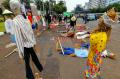 Peringati Hari Tani Nasional, Massa Aksi Pasang Orang-orangan Sawah di DPR