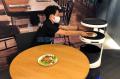 Melihat Demonstrasi Robot Servi Pelayan Restoran di Jepang