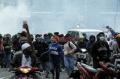 Polisi Bubarkan Paksa Massa Aksi Tanpa Atribut di Patung Kuda