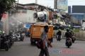 Cegah Penularan Covis-19, PMI Semprotkan Disinfektan di Kawasan Jalan Kramat Raya